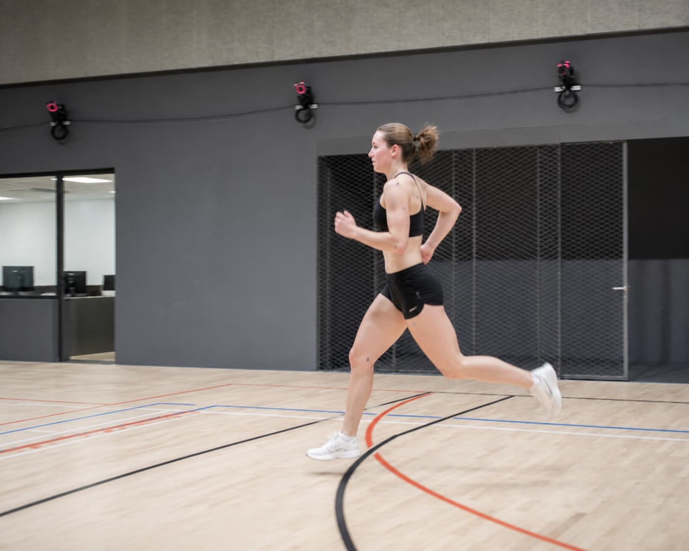 Course analysée sous capteurs dans la salle du Smart