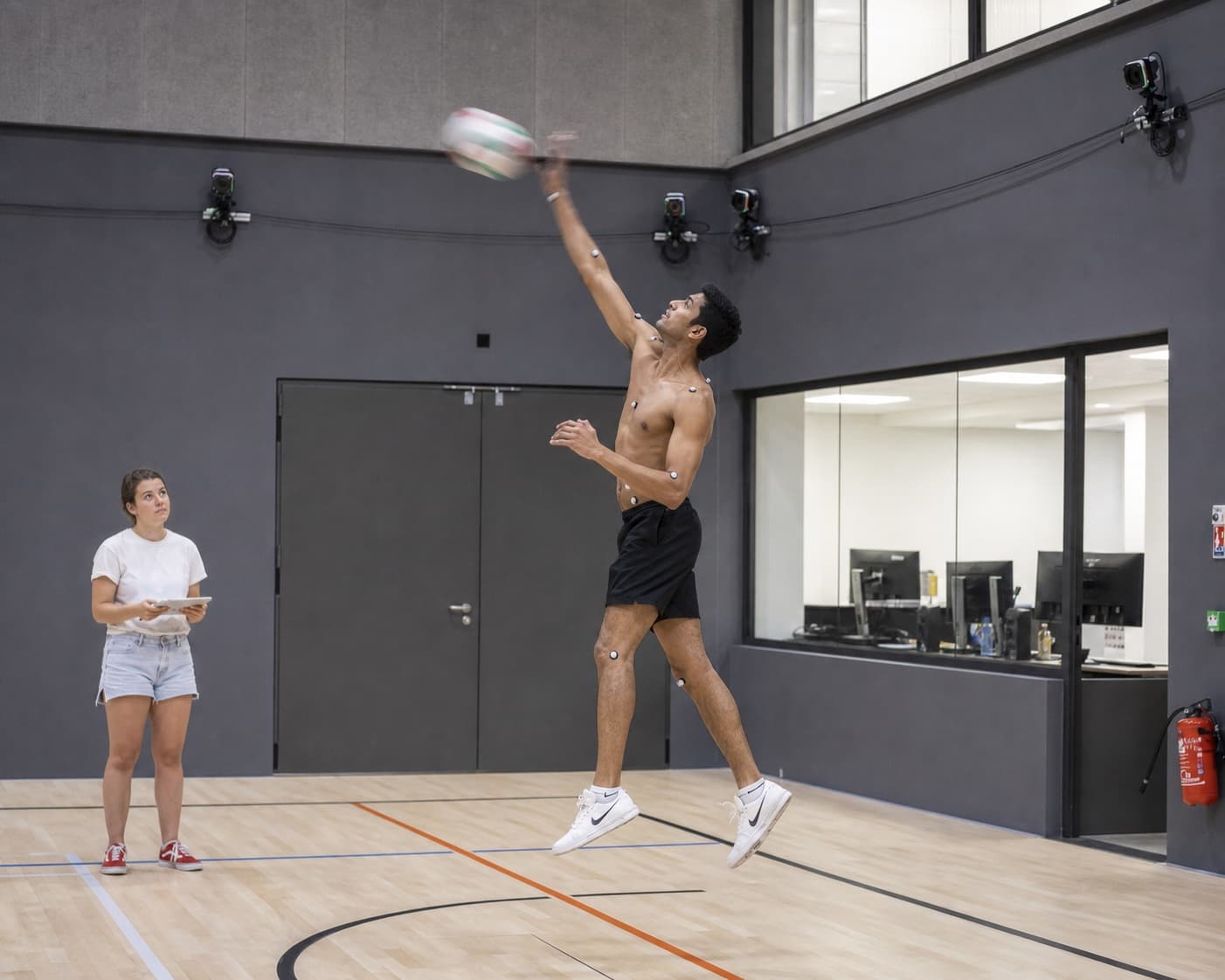 Salle d'analyse du mouvement du Smart, équipée de caméras de capture 3D